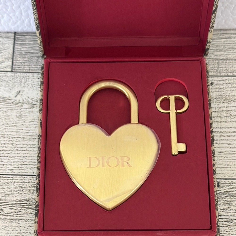 Dior Gold Heart Padlock Cadena & Key Set Includes Box & Gift Bag NEW - Picture 2 of 9